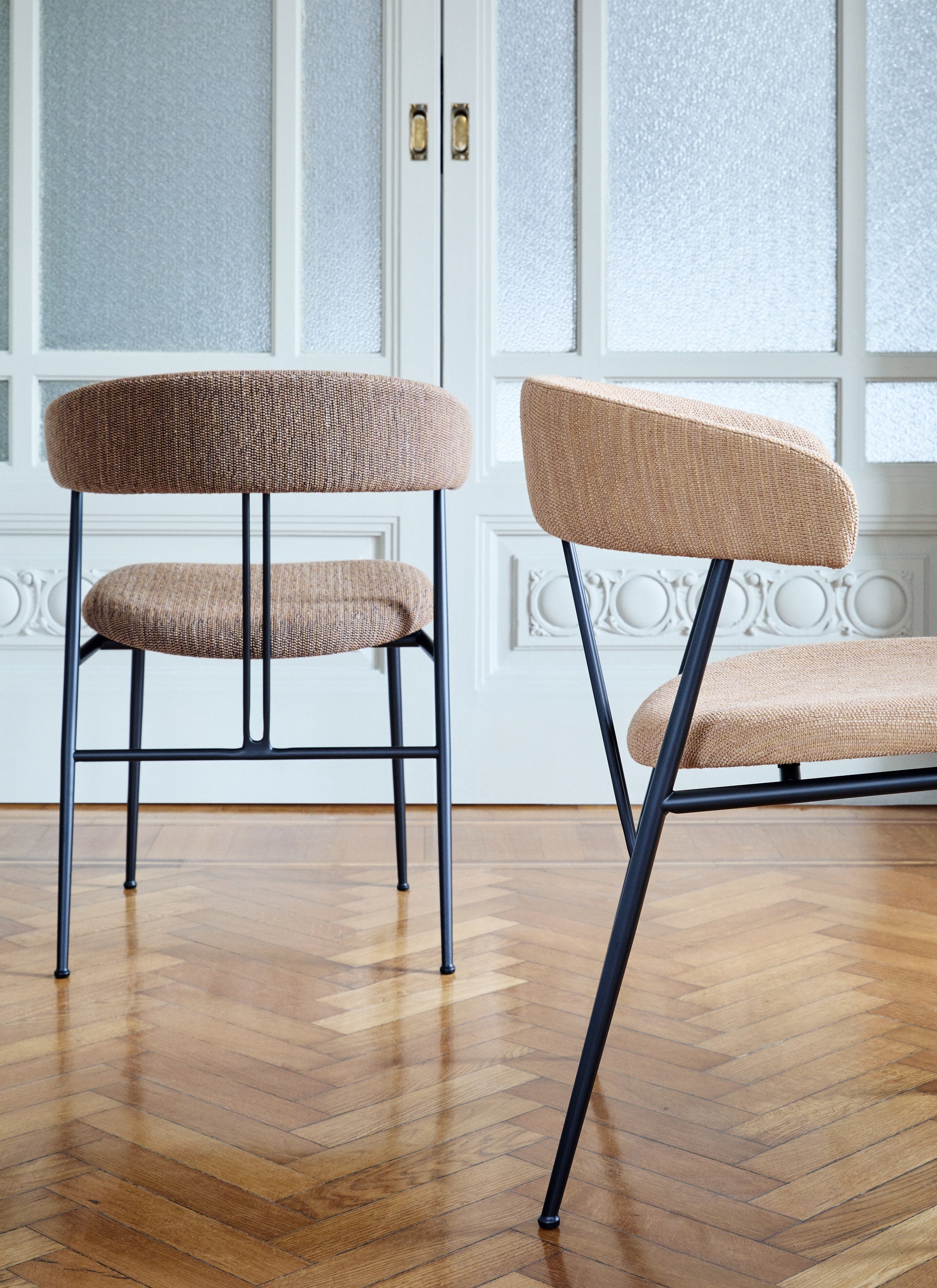 Violin Dining Chair by GUBI — Lifestyle Images 3 of 7