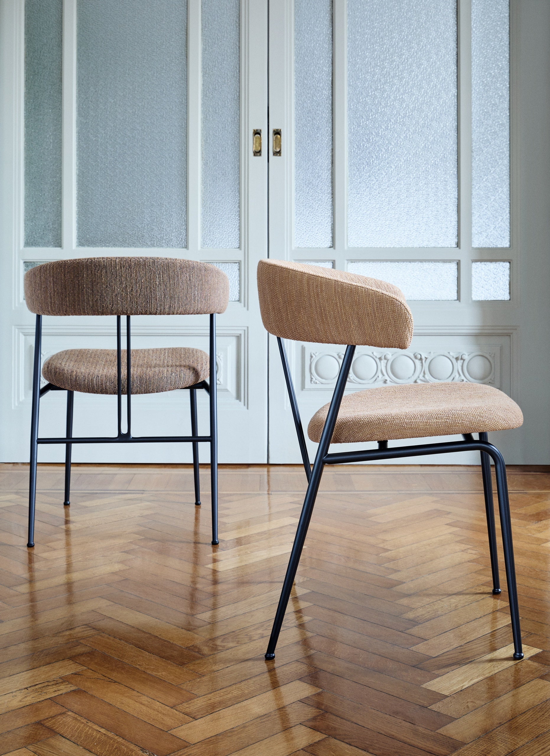 Violin Dining Chair by GUBI — Lifestyle Images 4 of 7