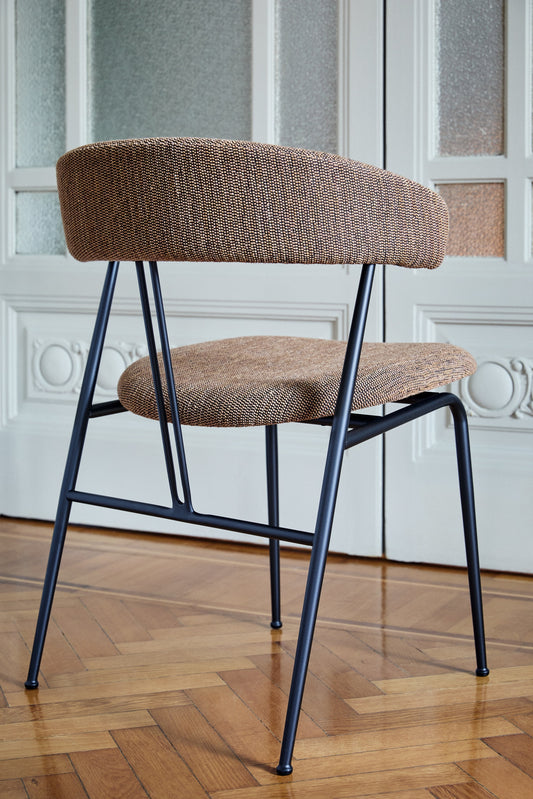 Violin Dining Chair by GUBI — Lifestyle Images 2 of 7