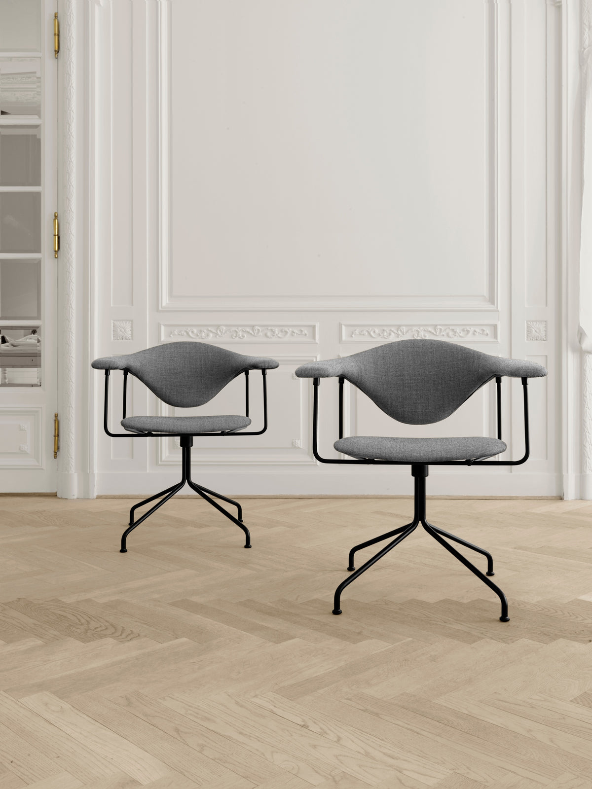 Masculo Meeting Chair by GUBI — Lifestyle Images 2 of 7