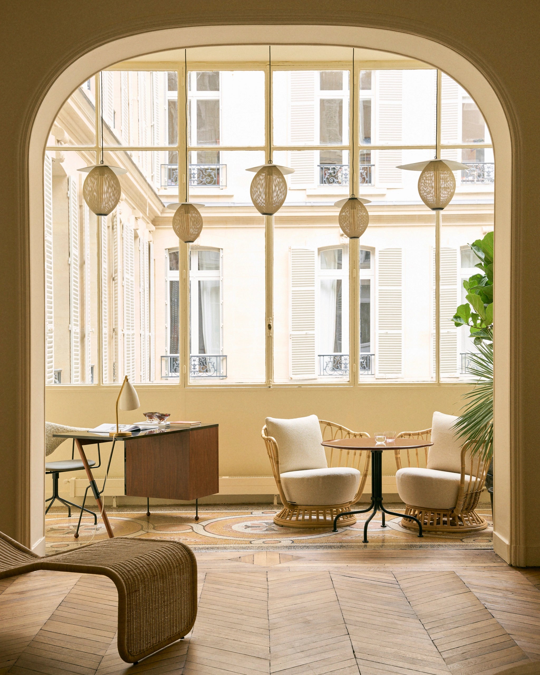 Masculo Meeting Chair by GUBI shown in an interior setting