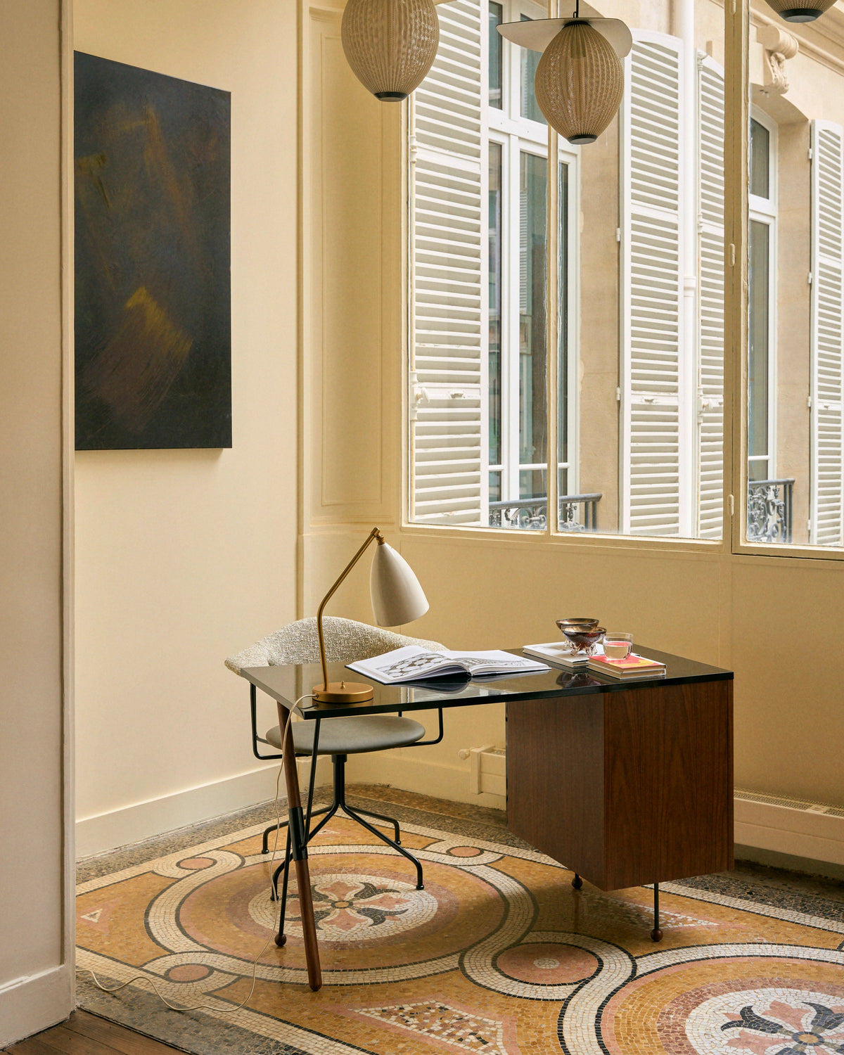 Masculo Meeting Chair by GUBI shown in an interior setting