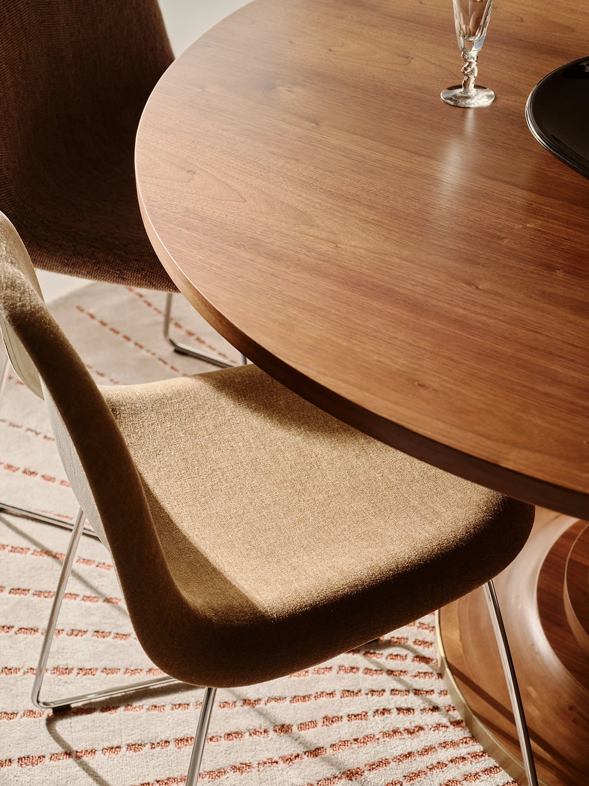 Tavolo a Dischi Dining Table by GUBI shown in an interior setting, view 4